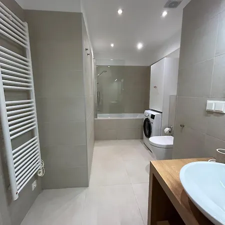 Spacious 56 M2 In The Quiet Center, Free Private Underground Parking & Self Check-in Riga