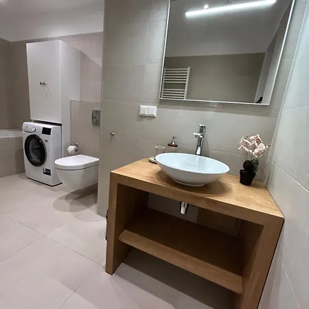 Spacious 56 M2 In The Quiet Center, Free Private Underground Parking & Self Check-in Appartement Riga